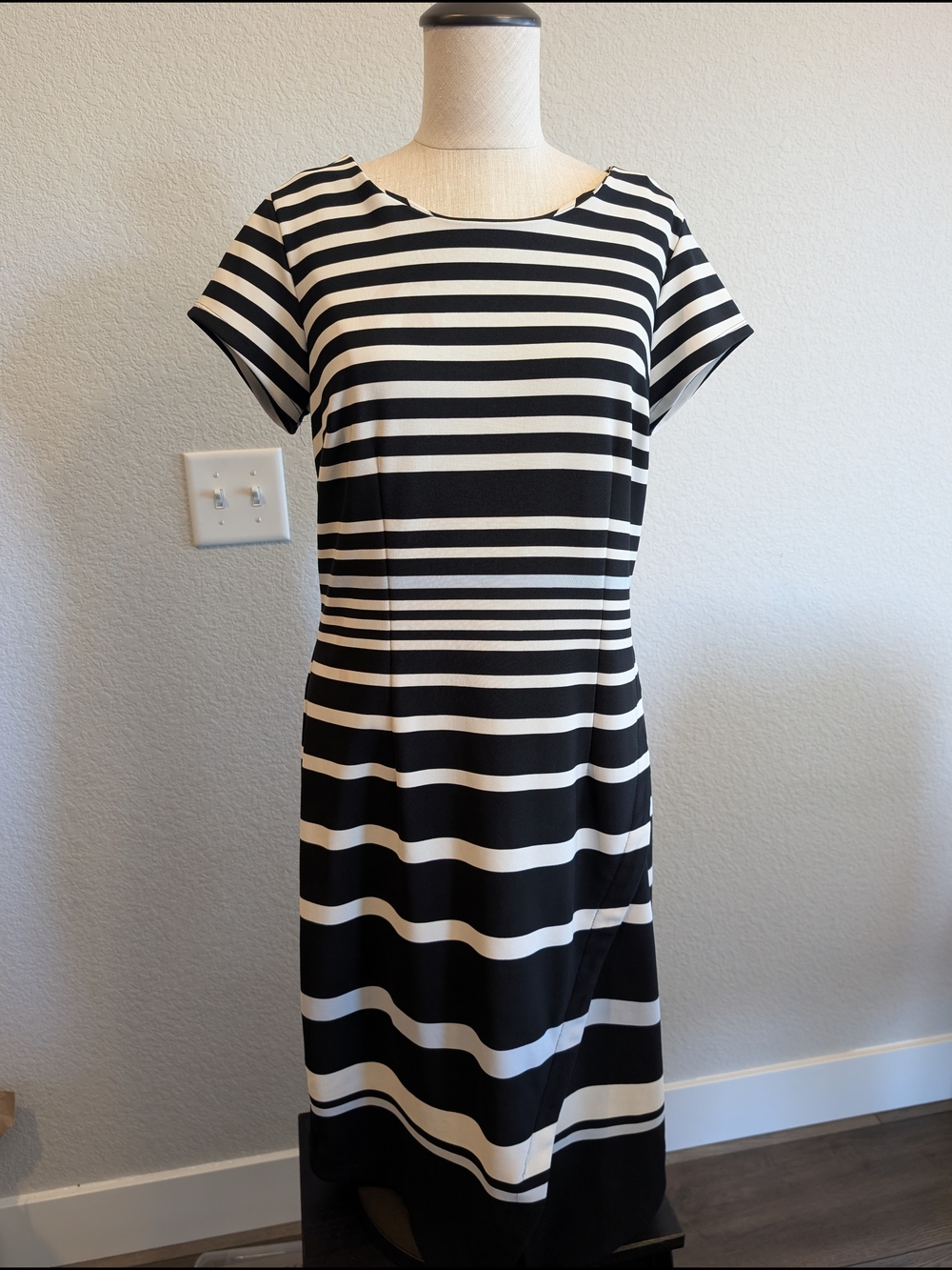 ILE New York Sz 8 Black & White Striped Midi Dress with Short Sleeves